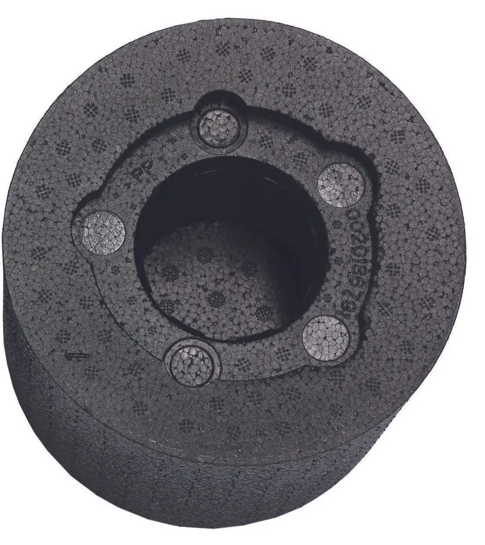 Schwarze Isolierkappe mit zentralem Loch und drei Vertiefungen. Produkt von Vaillant, geeignet für Speicheranschlüsse.